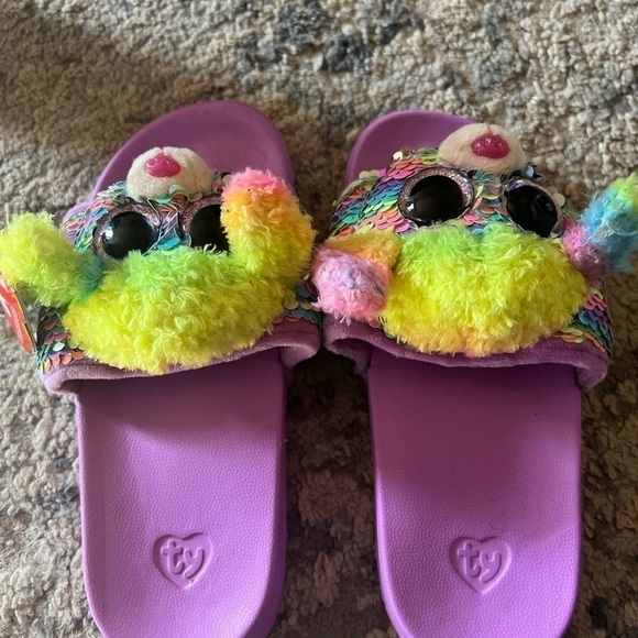 Little girl size 1-3 Ty Colorful Bear slip on shoes, great condition - Picture 3 of 6
